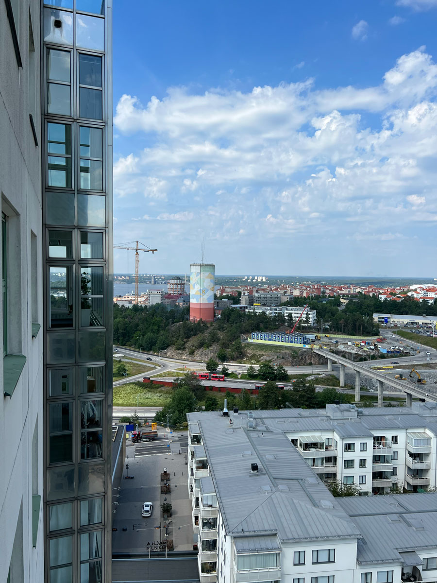 Nacka - Utsikt från Nacka Forum: Vattentornet i Nacka Strand