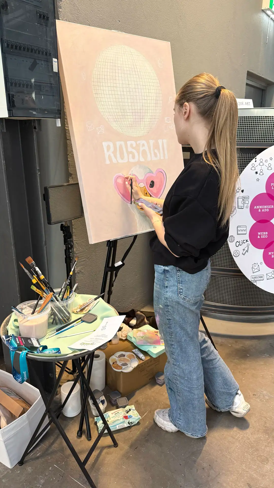 Nike Lindberg målar tavla på Nacka Företagarträff